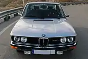 E12 à moteurs quatre cylindres jusqu’en 1976, phares antibrouillard sous le pare-chocs en tant qu’équipement supplémentaire