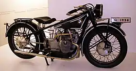BMX R52 à moteur flat-twin de  500&nbsp;cm3, transmission par cardan, freins à tambour (1928).