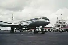 photographie en couleur d’un avion garé sur un aéroport