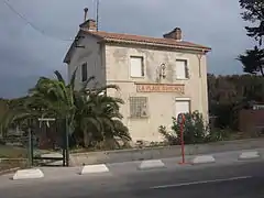 Côté cour.