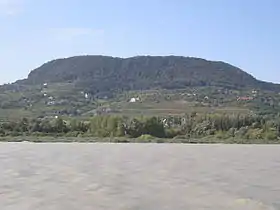 Le mont et les vignobles vus depuis le Balaton.