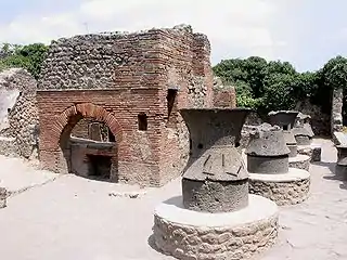 Meules constituées de deux éléments en lave volcanique.Boulangerie de Pompéi.