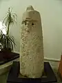 Statue bétyle, guerrier coiffé d'un heaume avec crête de source nuragique, Viddalba (conservée au musée Sanna).