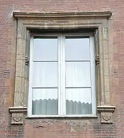 Fenêtre de l'hôtel de Bagis, premier étage.