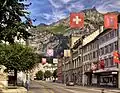 Les drapeaux glaronais pendus à la Bahnhofstrasse de Glaris.