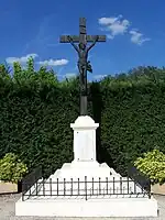 Le monument aux morts à proximité de la mairie (août&nbsp;2010)