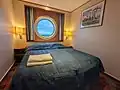 Cabine extérieure équipée d'un grand lit