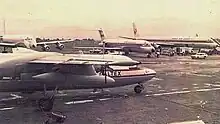 Photographies en noir et blanc montrant des avions sur une piste, vus de côté.