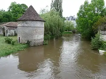 Le Bandiat dans le bourg de Javerlhac.