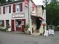 Bar-restaurant dans le village.