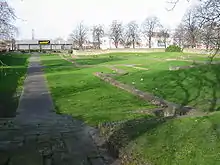 Les ruines - Dépôt de la chaîne de distribution Comet&nbsp;(en) en arrière-plan.
