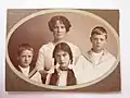 Dora Söderberg enfant avec ses frères Mikael Söderberg (sv) et Tom Söderberg (historiker) (sv) ainsi qu'Elisabeth Andersson, femme de ménage.