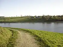 Le plan d'eau de la Cantache, vue partielle.