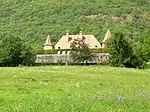 Le château vu depuis la fontaine.
