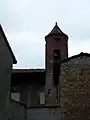 Tour rehaussée de brique.