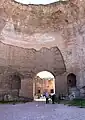 Piliers massifs, uniques vestiges du caldarium. En arrière-plan, les arcades du frigidarium