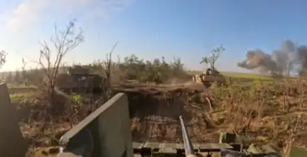 Colonne de M2 Bradley de la 47e brigade mécanisée au combat près de Robotyne