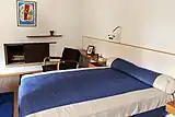 Un des âtres de la cheminée principale dans la chambre principale, le second se trouvant dans le séjour, la porte coulissante en fer permet de l'utiliser comme un poêle à bois.