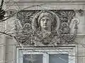 No&nbsp;19 : mascaron au-dessus des fenêtres du second étage.