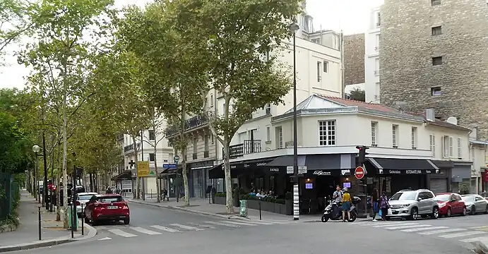 Maisons anciennes à l’angle de la rue de Tocqueville et du boulevard Pereire nord.