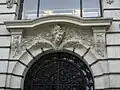 Immeuble au nos&nbsp;42-42 bis : porte d'entrée avec haut-relief.