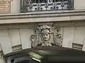 No&nbsp;38 : mascaron au-dessus de la porte.