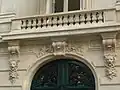 No&nbsp;66 : balcon en pierre supporté par deux têtes de lion.