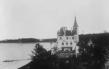Beacon Towers en 1922, vu depuis Sands Point Light (en) vers Prospect Point (dans le fond).