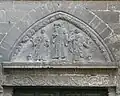 Portail ouest, tympan inférieur de 1632, bas-relief représentant Saint Louis, saint Antoine de Padoue et sainte Élisabeth de Hongrie