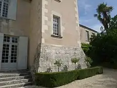 Base de la tour sud du château, remaniée au XVIIe&nbsp;siècle.