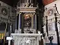 Intérieur: le chœur avec maitre-autel et le retable(inscrit).