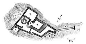 Vue du dessus dessinée à la main en noir et blanc. Une passerelle en trait léger vient de la droite jusqu'au bas de la cour (numéros 1 et 2). Depuis là un couloir se dirige vers la gauche (3) avant d'accéder à une partie carrée au milieu de laquelle se trouve un cercle (7). À droite de là se trouve un demi-cercle (6) qui mène soit à un bâtiment rectangulaire (4) ou une terrasse carrée (5). En bas à droite du plan, un petit escalier mène à un autre bâtiment (8).