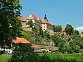 Le château en surplomb.