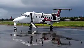 Un Beechcraft 1900 de :Northern Thunderbird Air&nbsp;(en) sur l'aéroport en 2008.