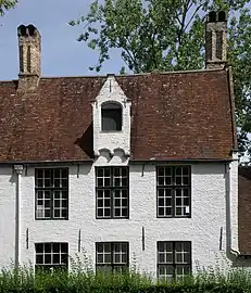 Maison no&nbsp;15 (vers 1600), avec sa lucarne sur la travée centrale.
