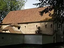 Façade latérale gauche du no&nbsp;6. Le mur fut autrefois mitoyen, d’où la présence de niches à bougeoirs pratiquées dans la paroi.