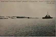 Un croiseur italien bombarde deux navires ottomans avec de la fumée sortant de la ville.