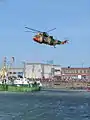 L'un des Sea King de l'escadrille en opérations au-dessus d'un chalutier.