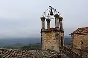 Le beffroi de Lacoste avec le campanile.