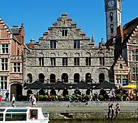 La Maison romane de Gand ou Spijker, construit au XIIe&nbsp;siècle, et la plus ancienne et célèbre maison du Graslei. À droite: la très petite maison du tonlieu.