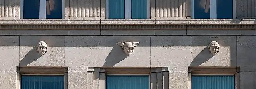 Têtes sculptées.