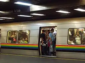 Une rame à quai à l'intérieur de la station en 2004.