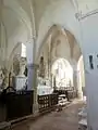 Vue dans le chœur par les grandes arcades.