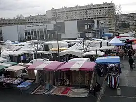 Jour de marché devant le centre culturel Alban Minville de Bellefontaine.
