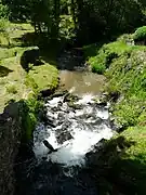 En aval de la cascade.
