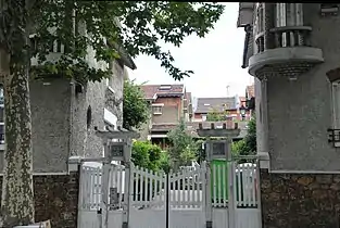 Hameau du Danube, Belleville, Paris, construit en 1923-1924 par les architectes Eugène Gonnot et Georges Albenque, sa facade a été primée au concours des façades de 1926. Il comprend 28 logements.