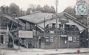 La gare basse du funiculaire. Le quai de départ était surélevé de 3,5&nbsp;m, ce qui permettait au funiculaire de passer au-dessus de la ligne des Coteaux...