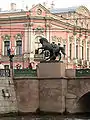 Statue avec le palais en fond.