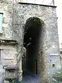Entrée du castrum (XIe siècle) à côté de l'emplacement de la résidence de l'archevêque