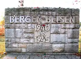Stèle à l'entrée du camp de Bergen-Belsen